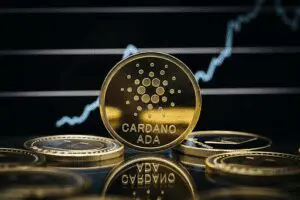 Zlatna kovanica Cardano ADA, simbol digitalne valute i kripto ulaganja.