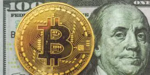 Bitcoin prekriva američku stotku, simbolizirajući sukob između tradicionalnog i digitalnog novca.