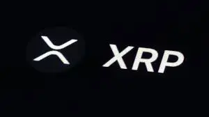 XRP kripto logo na crnoj pozadini s bijelom ikonografijom i tekstom.