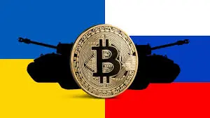 Bitcoin zlatnik, ukrajinska i ruska zastava, tenkovi; geopolitički sukob i digitalna valuta.