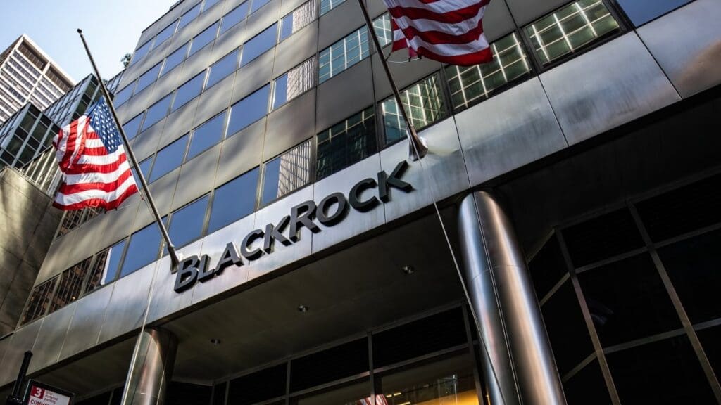 Moderna poslovna zgrada BlackRock sa staklenom fasadom i američkim zastavama u poslovnoj četvrti.