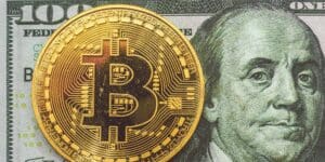 Bitcoin prekriva američku stotku, simbolizirajući sukob između tradicionalnog i digitalnog novca.