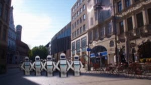 Postajemo Zavisni od Današnje Tehnologije koja Nam Diktira Kako Trebamo Živjeti Kao Roboti