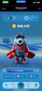 Zeleno oko u krupnom planu s iglama bora, priroda, tekstura, oko.