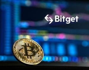 Bitcoin novčić u trgovanju Bitget platformi s grafikonima u pozadini.