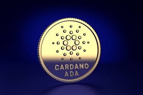 Zlatni Cardano Ada Novcic Kripto Inovacija Na Plavoj Pozadini. Integracija s Bitcoinom