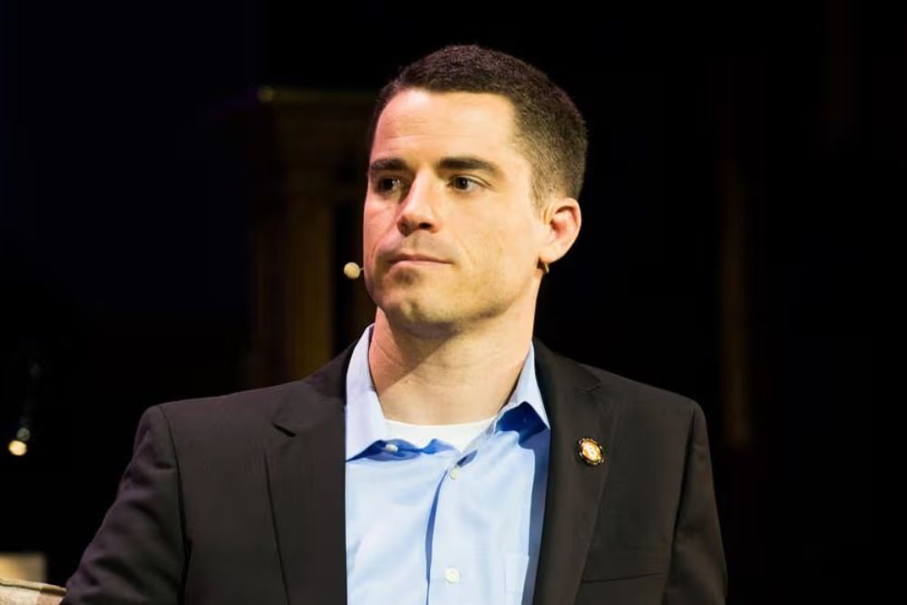 Profesionalni Razgovor Fokusiran Muskarac Na Konferenciji. Pravna pitanja i fokus dokumentarca. Roger Ver