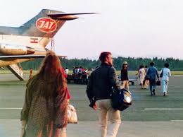 Vintage zračne luke, JAT avion, putnici na pisti, koferi, putovanje, 1970-e.Nostalgija kripto je vizija budućnosti