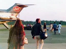 Vintage zračne luke, JAT avion, putnici na pisti, koferi, putovanje, 1970-e.Nostalgija kripto je vizija budućnosti