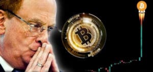 Čovjek razmišlja o Bitcoin-u, uzlazni grafikon i raketirajući simbol.