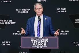 Trump i Vance kampanja 2024, politički govor, NO TAX ON TIPS, tekst TEXT TRUMP TO 88022. Bessent planira