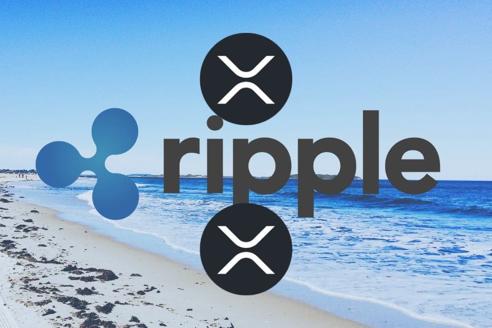Plaža, valovi, Ripple logotip, XRP simboli, kriptovaluta, digitalne transakcije, blockchain tehnologija.