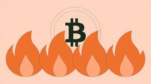 Bitcoin logo u plamenu, simbolizira rizik, volatilnost i opasnost za kriptovalute.bitcoin još nije pregrijan