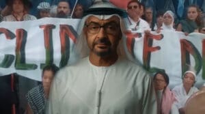 Vođa u arapskoj nošnji pred prosvjedom za klimu, multikulturalni sudionici, klima aktivizam.