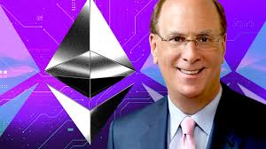 Ethereum logo i poslovni lider u odijelu na digitalnom, ljubičastom pozadinskom uzorku.