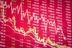 Pad burze dionica, crvena pozadina, padajući grafikoni i brojevi, financijska kriza.