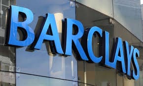Barclays banka logo na staklenoj fasadi poslovnice u centru grada.