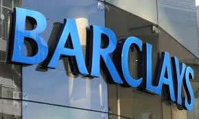 Barclays banka logo na staklenoj fasadi poslovnice u centru grada.