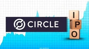 Circle IPO najava, financijski grafikon, logo i drveni blokovi s natpisom IPO.Circleova inicijalna javna