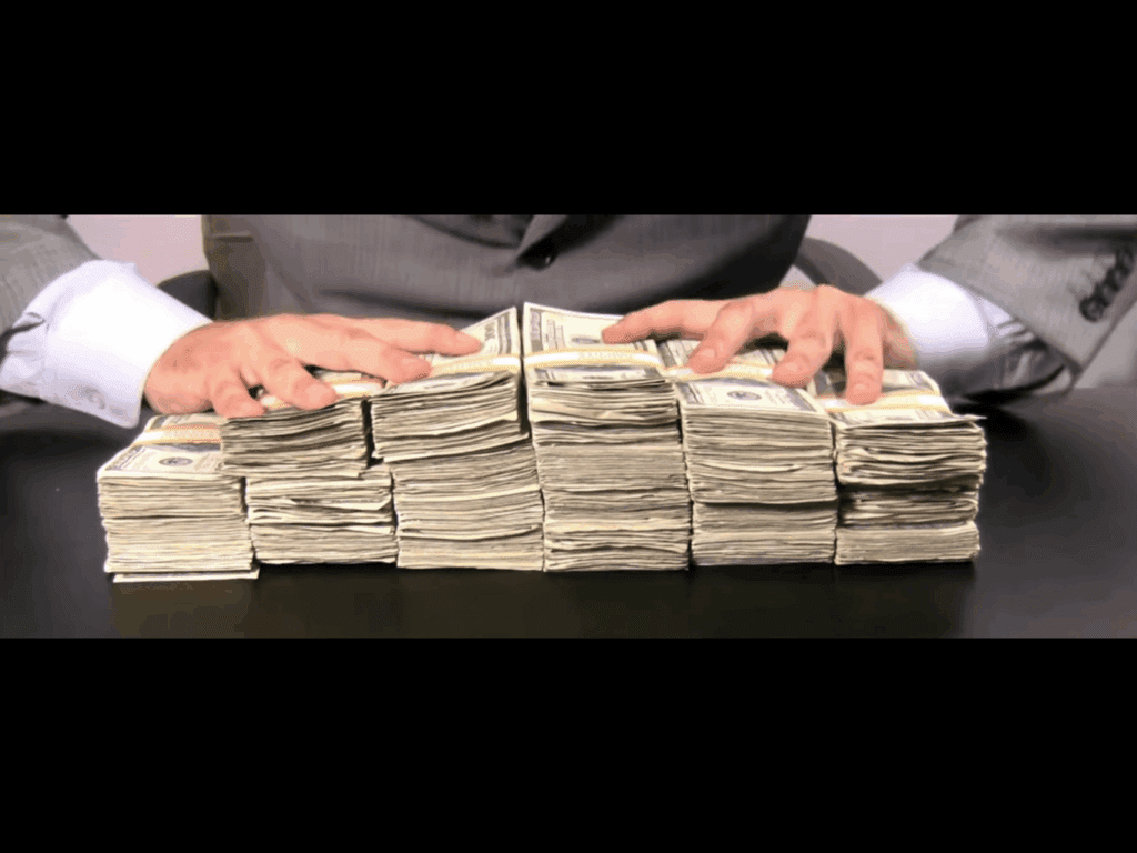 Hrpe američkih dolara s rukama u odijelu.Ljudska pohlepa