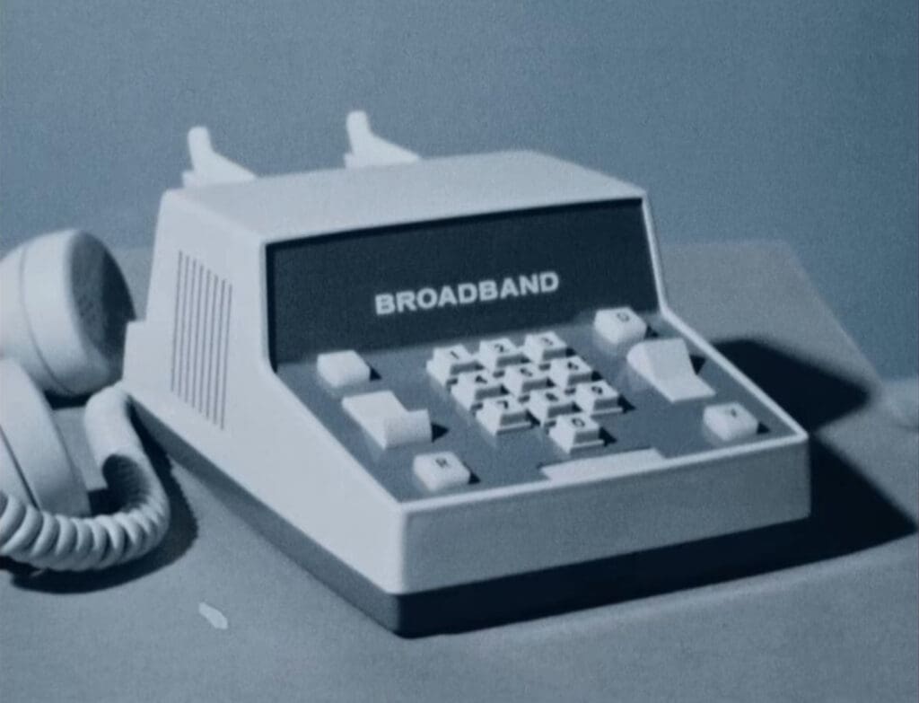 Retro širokopojasni stolni telefon sa tipkovnicom, plavo-sivi tonovi.Digitalna budućnost