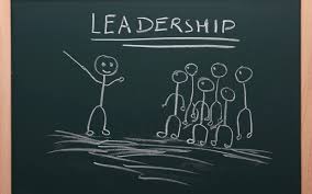 Vođe i tim ilustrirani kredom na ploči, prikaz leadershipa u edukativnom okruženju.Edukatori, komunikatori i lideri