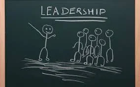 Vođe i tim ilustrirani kredom na ploči, prikaz leadershipa u edukativnom okruženju.Edukatori, komunikatori i lideri