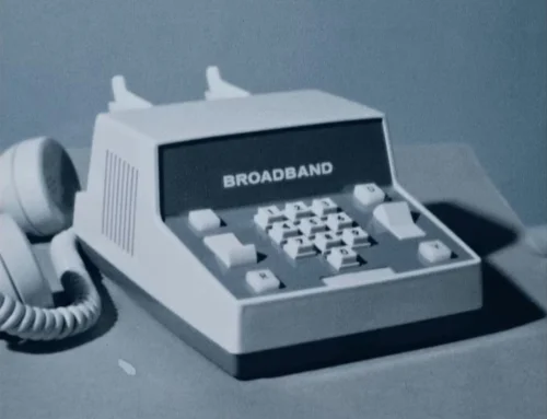 Retro širokopojasni stolni telefon sa tipkovnicom, plavo-sivi tonovi.Digitalna budućnost