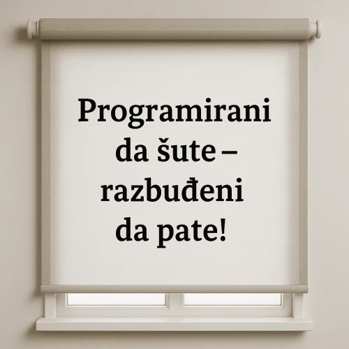 Bež roleta na prozoru s crnim natpisom.Odmalena nas programiraju