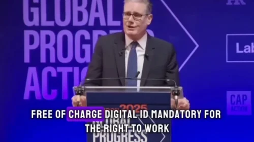 Govornik na podiju raspravlja obvezni digitalni ID za pravo na rad.