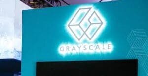 Grayscale logo, svijetli geometrijski dizajn na živopisnoj tirkiznoj pozadini.